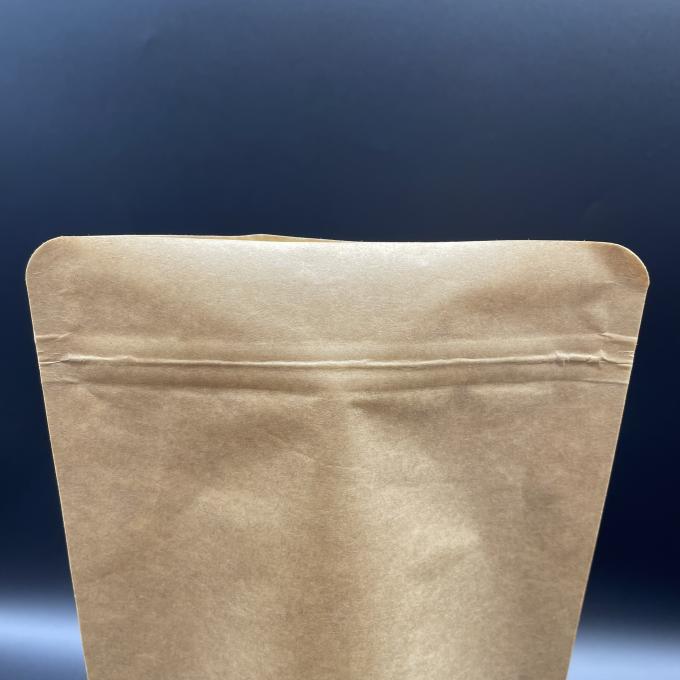 Bolso Kraft biodegradable de color marrón en blanco con tirante de 140um de grosor 1